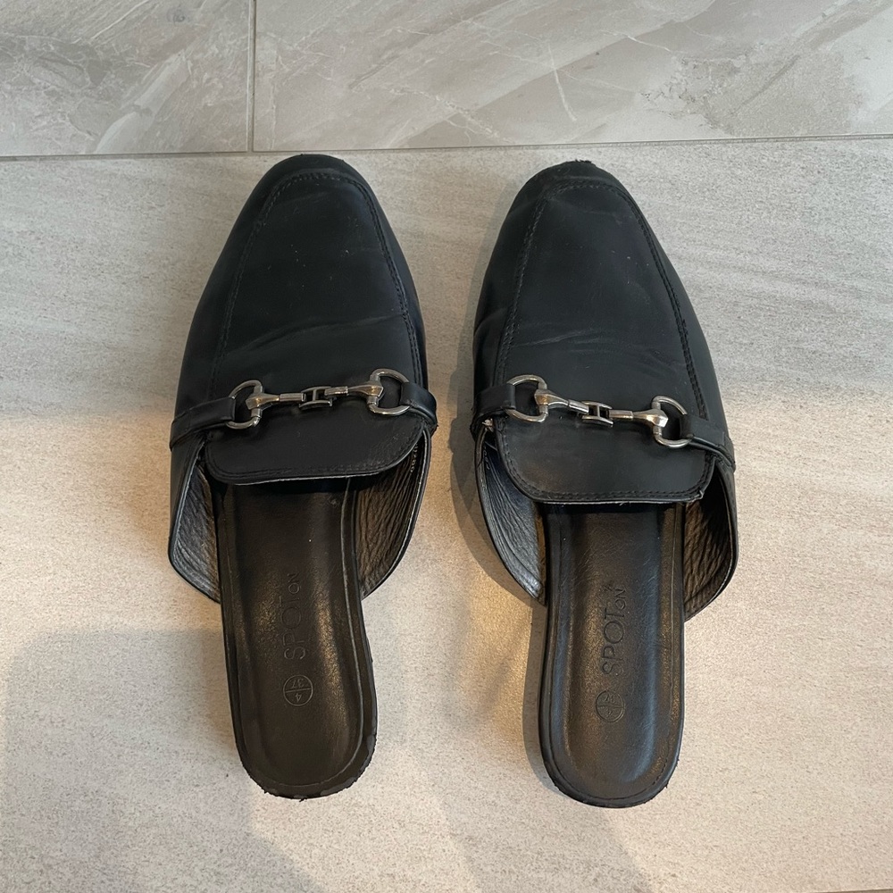 Black slides / flats